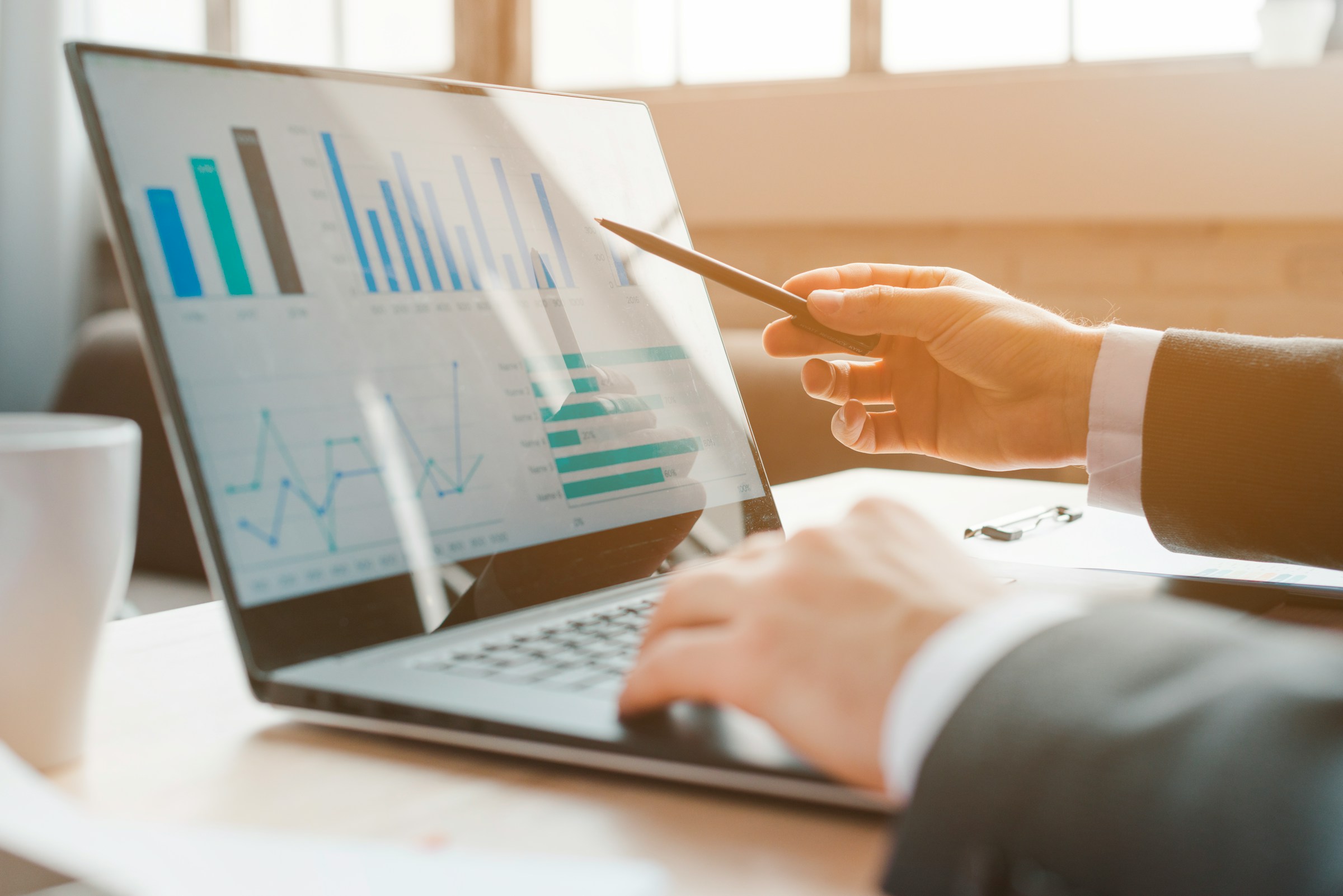 Gestor de fondos analizando portfolios